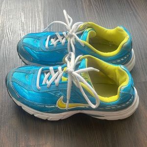 Slightly worn Nike sneakers size 6.5